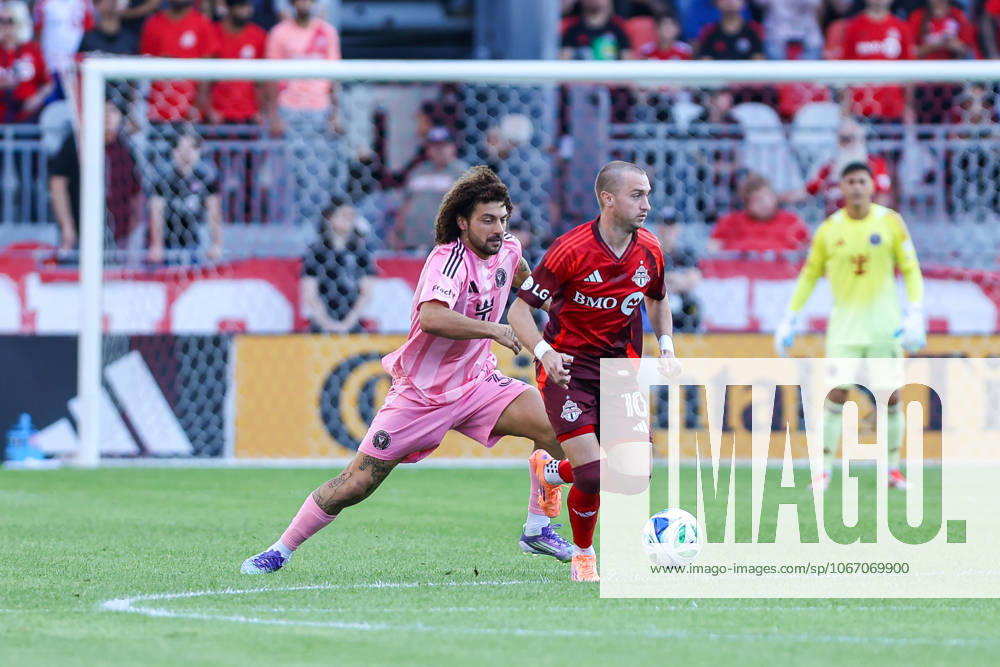 Toronto FC v Inter Miami CF In Toronto, Ontario, Canada, on September 27, 2025, Toronto FC s Djordje Mihailovic 10 (red (R)) carries the ball while marked by Maximiliano Falcon 37 (pink (L)) during a Major League Soccer game between Toronto FC and Inter Miami at BMO Field. Toronto Ontario Canada