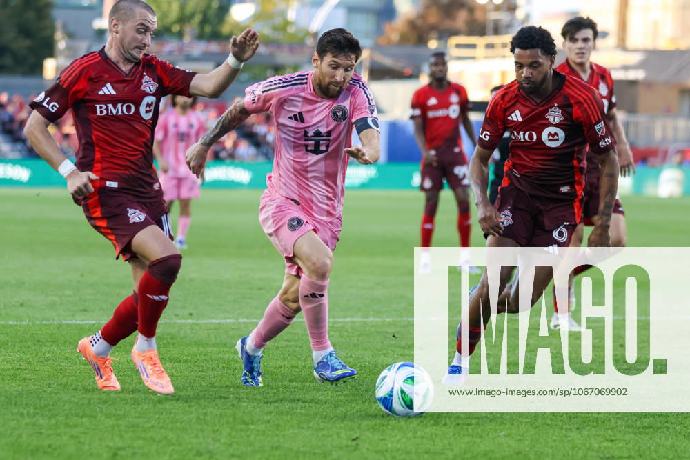Toronto FC v Inter Miami CF In Toronto, Ontario, Canada, on September 27, 2025, Inter Miami attacking midfielder Lionel Messi 10 (pink (C)) carries the ball while marked by Djorje Mihailovic 10 (red (L)) and Kosi Thompson 6 (red (R)) during the Major League Soccer game between Toronto FC and Inter Miami at BMO Field. Toronto Ontario Canada