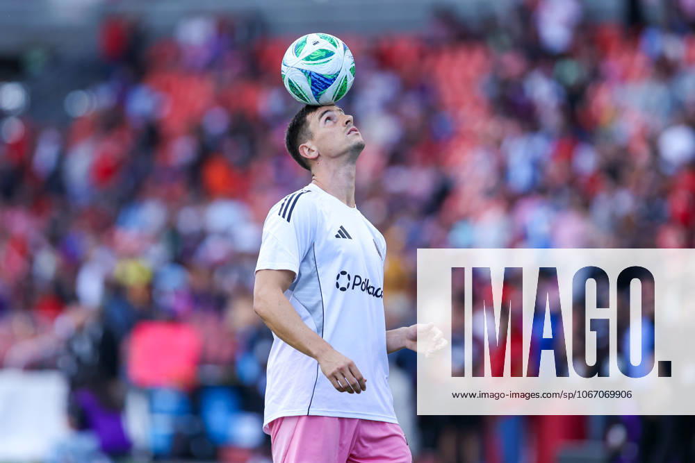 Toronto FC v Inter Miami CF In Toronto, Ontario, Canada, on September 27, 2025, Inter Miami attacker Tadeo Allende controls the ball with his head during warm-up before the Major League Soccer game between Toronto FC and Inter Miami at BMO Field. Toronto Ontario Canada