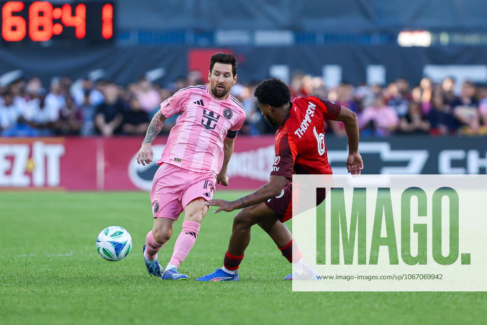 Toronto FC v Inter Miami CF In Toronto, Ontario, Canada, on September 27, 2025, Inter Miami attacking midfielder Lionel Messi 10 (pink (L)) tries to pass the ball past Kosi Thompson 6 (red (R)) during the Major League Soccer game between Toronto FC and Inter Miami at BMO Field. Toronto Ontario Canada