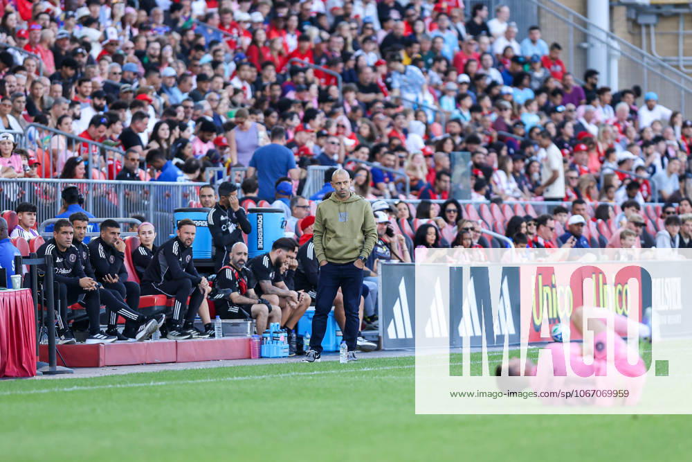 Toronto FC v Inter Miami CF In Toronto, Ontario, Canada, on September 27, 2025, Inter Miami head coach Javier Mascherano (in green) looks at the referee after Tadeo Allende is fouled during the Major League Soccer game between Toronto FC and Inter Miami at BMO Field. Toronto Ontario Canada