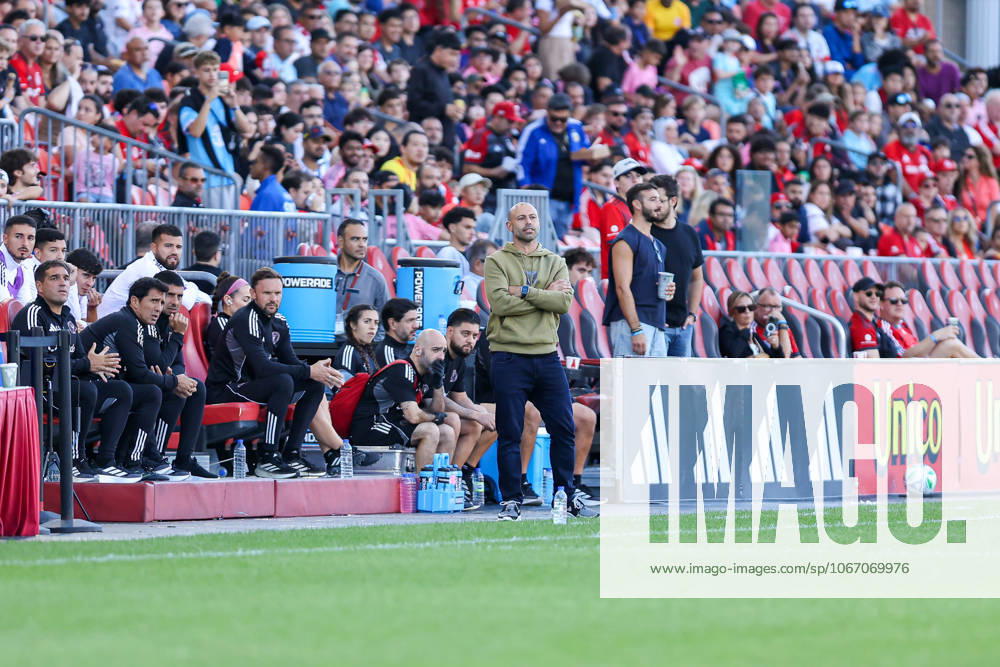 Toronto FC v Inter Miami CF In Toronto, Ontario, Canada, on September 27, 2025, Inter Miami head coach Javier Mascherano (green) leads the team in front of Inter Miami s bench during the Major League Soccer game between Toronto FC and Inter Miami at BMO Field. Toronto Ontario Canada