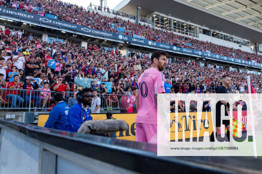 Toronto FC v Inter Miami CF In Toronto, Ontario, Canada, on September 27, 2025, Lionel Messi 10 (pink) prepares to take a corner kick at the Major League Soccer game between Toronto FC and Inter Miami at BMO Field. Toronto Ontario Canada