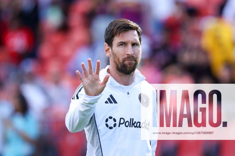 Toronto FC v Inter Miami CF In Toronto, Ontario, Canada, on September 27, 2025, Inter Miami captain Lionel Messi waves to his fans at the Major League Soccer game between Toronto FC and Inter Miami at BMO Field. Toronto Ontario Canada