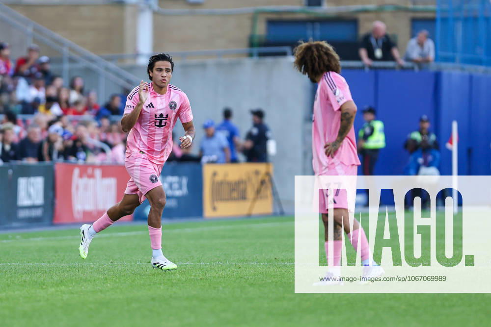 Toronto FC v Inter Miami CF In Toronto, Ontario, Canada, on September 27, 2025, Inter Miami defender Telasco Segovia 8 (L) enters the pitch as a substitute during the Major League Soccer game between Toronto FC and Inter Miami at BMO Field. Toronto Ontario Canada