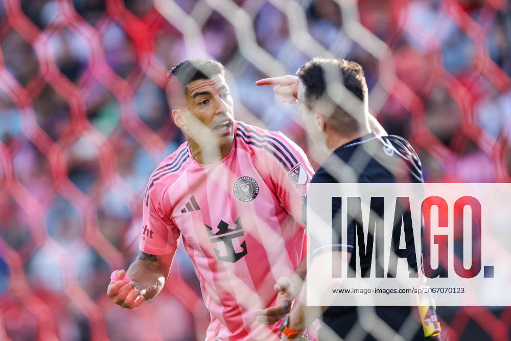 Toronto FC v Inter Miami CF In Toronto, Ontario, Canada, on September 27, 2025, Inter Miami striker Luis Suarez (pink (L)) protests his yellow card with referee Pierre-Luc Lauziere (black (R)) during the Major League Soccer game between Toronto FC and Inter Miami at BMO Field. Toronto Ontario Canada