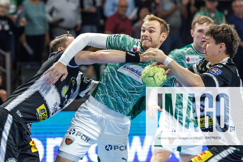 Berlin, 28 09 25, Handball Bundesliga, Fuechse Berlin ThSV Eisenach , Matchday 6, Max Schmeling Halle Mathias Gidsel Fuechse Berlin fights for the ball against Oskar Joelsson ThSV Eisenach Fuechse Berlin ThSV Eisenach
