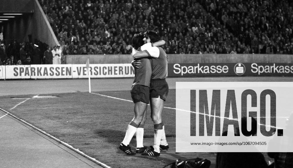 25 04 74 VfB Stuttgart Feyenoord Rotterdam Germany, Stuttgart, 25 04 1974, Soccer, UEFA Cup, VfB Stuttgart Feyenoord Rotterdam 2 2 Feyenoord Rotterdam players cheer goal