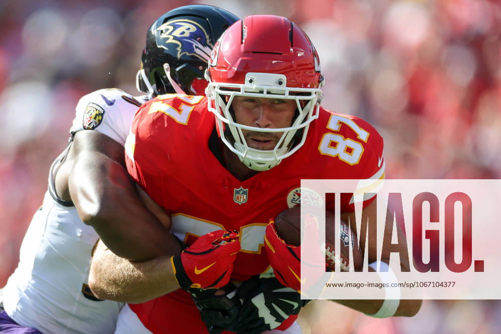 Kansas City Chiefs tight end Travis Kelce (87) is tackled by Baltimore Ravens linebacker Odafe Oweh (99) during the first half of an NFL, American Football Herren, USA football game at GEHA Field at Arrowhead Stadium in Kansas City, MO. CSM Kansas City United States of America - ZUMAc04_ 20250928_zma_c04_134
