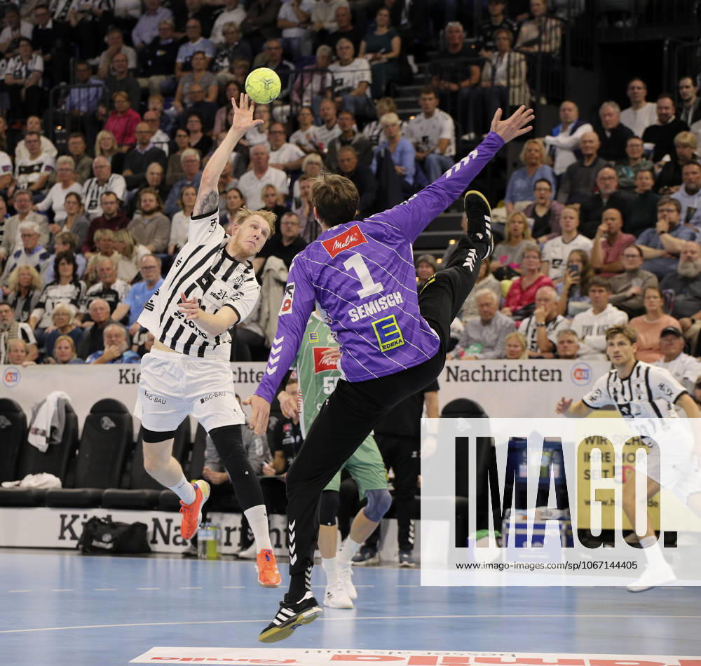Photo Eric Johansson Kiel throws against goalkeeper Malte Semisch Minden Handball Men 1 Bundesliga on Thu 25 09 2025 THW Kiel GWD Minden