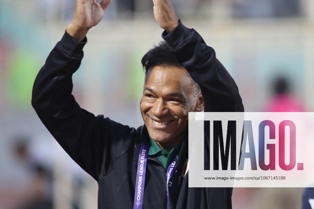 Tebriz Tractor v Al Wahda - AFC Champions League TABRIZ, IRAN - SEPTEMBER 29: Head coach Jose Morais of Al Wahda greets the crowd ahead of the Asian Champions League (AFC) Group B match between Tebriz Tractor and Al Wahda at Yadegar-e Emam Stadium in Tabriz, Iran, on September 29, 2025. Mehrvarz Ahmadi Anadolu Tabriz Iran. Editorial use only. Please get in touch for any other usage.