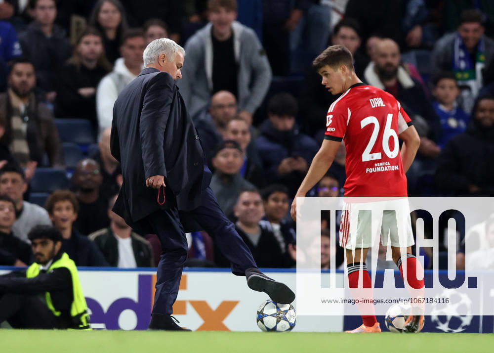 London, England, 30th September 2025. Jose Mourinho manager of Benfica comes onto the pitch to get rid of a second ball during the Chelsea vs Benfica UEFA Champions League match at Stamford Bridge, London. Picture credit should read: David Klein Sportimage . SPI_030_DK_Chelsea_Benfica SPI-4176-0030