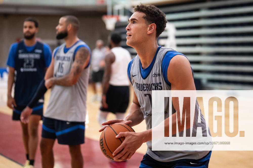 Dallas Mavericks Dwight Powell shoots during a training camp session at Simon Fraser University in Burnaby, B.C., Tuesday, Sept. 30, 2025. Canada News - September 30, 2025 - ZUMAc35_ 20250930_zaf_c35_114