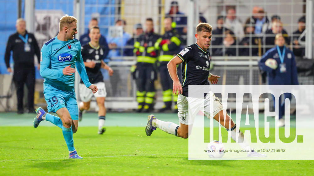 Florian Niederlechner 7, TSV 1860 München and Meiko Sponsel 19, FC Viktoria Köln during the match between TSV 1860 München v FC Viktoria Köln, Soccer, Men, 3 League, 2025 2026, Matchday 9 on 01 10 2025 in Munich, Stadion a d Grünwalder Straße Bayern Germany