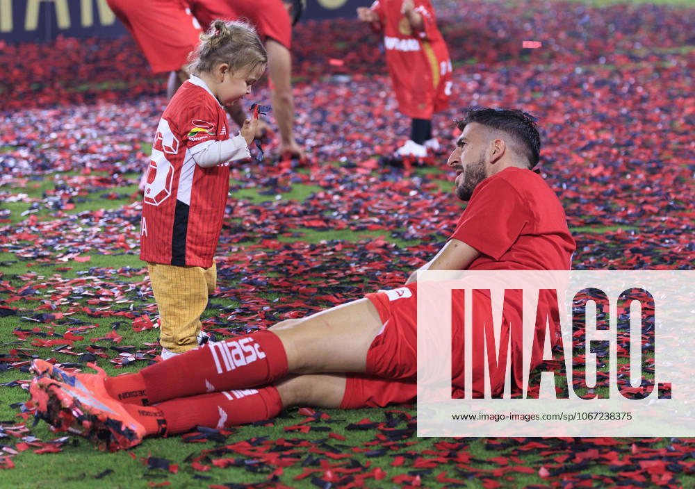 Paulinho 26 of Toluca FC with his daughter during the award ceremony after their 2025 Michelob ULTRA Campeones Cup match against the LA Galaxy on Wednesday October 1, 2025 at the Dignity Health Sports Park in Carson, California. Toluca defeats Galaxy, 3-2. ARIANA RUIZ PI Carson USA - ZUMAp124 20251001_zaa_p124_055