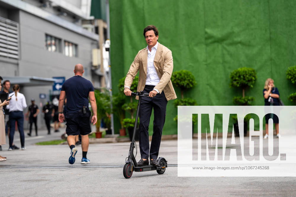 Formula 1 Singapore Airlines Singapore Grand Prix - Arrivals Toto Wolff (AUT) – Team Principal & CEO, Mercedes-AMG PETRONAS Formula One Team on his scooter on Thursday (Media Day) during Formula 1 Singapore Airlines Singapore Grand Prix 2025 at the Marina Bay Street Circuit Singapore on October 2, 2025. Photo by Antoine Lapeyre ABACAPRESS.COM Singapore Singapore