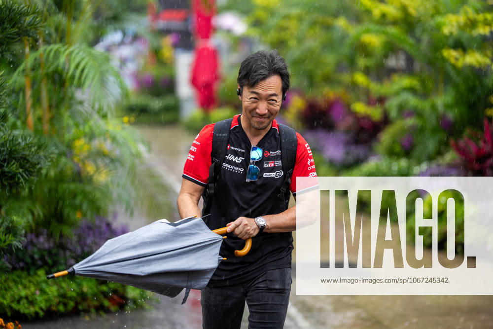 Formula 1 Singapore Airlines Singapore Grand Prix - Arrivals Ayao Komatsu (JAP) – Team Principal, Haas F1 Team entering the paddock under the rain on Thursday (Media Day) during Formula 1 Singapore Airlines Singapore Grand Prix 2025 at the Marina Bay Street Circuit Singapore on October 2, 2025. Photo by Antoine Lapeyre ABACAPRESS.COM Singapore Singapore