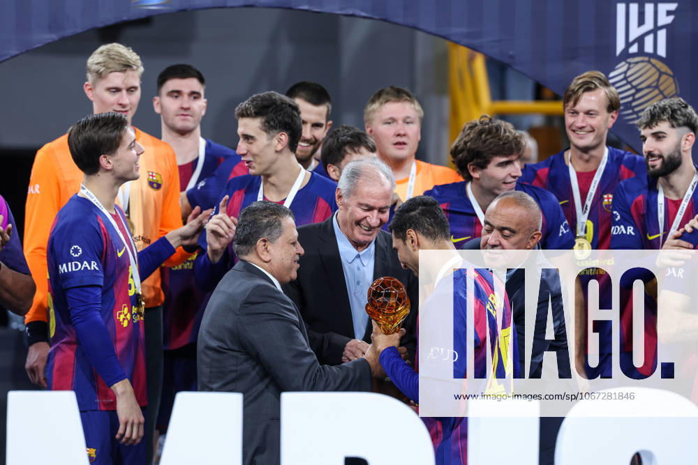 Veszprem HC V FC Barcelona, Barca - 18th IHF Men s Handball Club World Championship, WM, Weltmeisterschaft 2025 - FINAL Seif ELDERAA of FC Barcelona receives the trophy from Hassan Moustafa, President of the International Handball Federation, after the 8th IHF Men s Handball Club World Cup at the closing ceremony following the 18th IHF Men s Handball Club World Championship 2025 final match between Veszprem HC and FC Barcelona, in New Capital Sports Hall in Cairo, Egypt, on October 2, 2025. Cairo Egypt