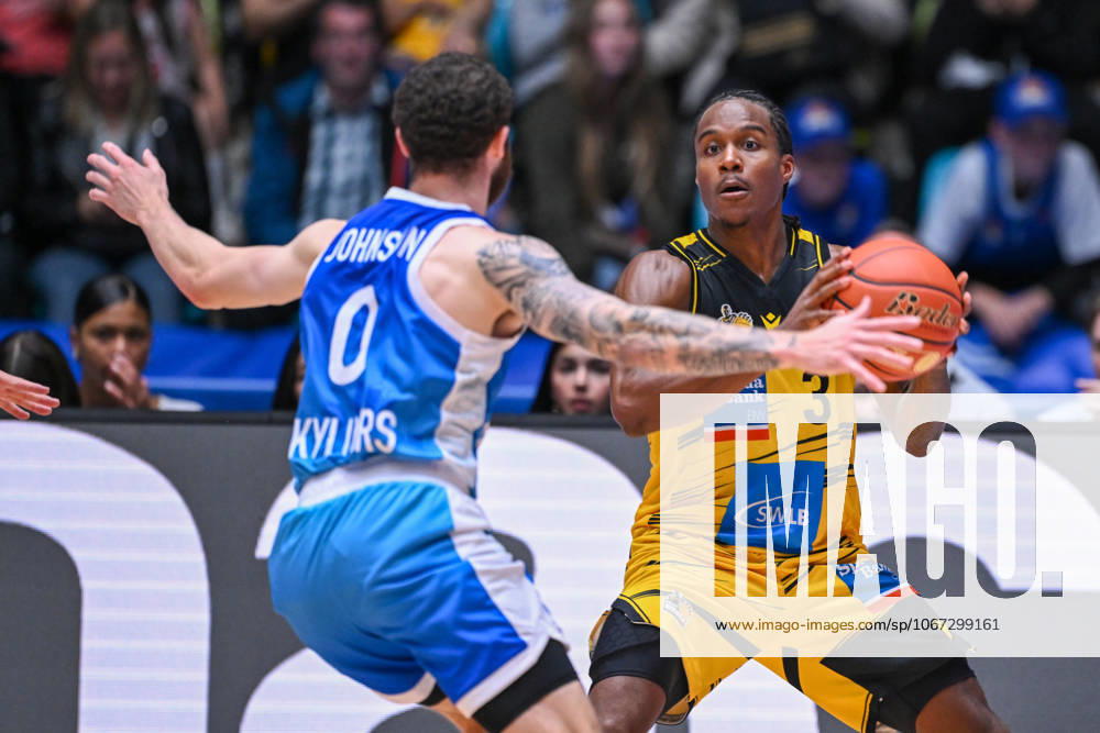 Logan Johnson Frankfurt Skyliners, 00 in duel with Stefan Smith MHP RIESEN Ludwigsburg, 03 , GER, Skyliners Frankfurt vs MHP Riesen Ludwigsburg, easycredit BBL, Basketball, Bundesliga, Matchday 2, Season 2025 2026, 03 10 2025 GER, Skyliners Frankfurt vs MHP Riesen Ludwigsburg, easycredit BBL, Basketball, Bundesliga, Matchday 2, Season 2025 2026, 03 10 2025 Frankfurt am Main