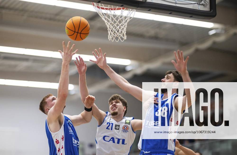 BASKETBALL PRO B SUED 2 GAME DAY BASKETBALL LÖWEN VS BBC COBURG p 03 10 2025 Erfurt Basketball ProB Süd Saison 2025 2026 Hauptrunde Riethsporthalle Erfurt 2 Spieltag Basketball Loewen BBC Coburg im Foto Ole Theiß 17 BBC Coburg , Jasper Brand 21 CATL Basketball Löwen , Finn Döntgens 38 BBC Coburg Deutschland Thueringen Erfurt Copyright SaschaxFromm