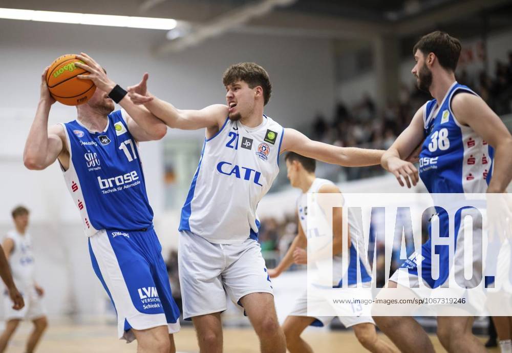 BASKETBALL PRO B SUED 2 GAME DAY BASKETBALL LÖWEN VS BBC COBURG p 03 10 2025 Erfurt Basketball ProB Süd Saison 2025 2026 Hauptrunde Riethsporthalle Erfurt 2 Spieltag Basketball Loewen BBC Coburg im Foto Ole Theiß 17 BBC Coburg , Jasper Brand 21 CATL Basketball Löwen , Finn Döntgens 38 BBC Coburg Deutschland Thueringen Erfurt Copyright SaschaxFromm