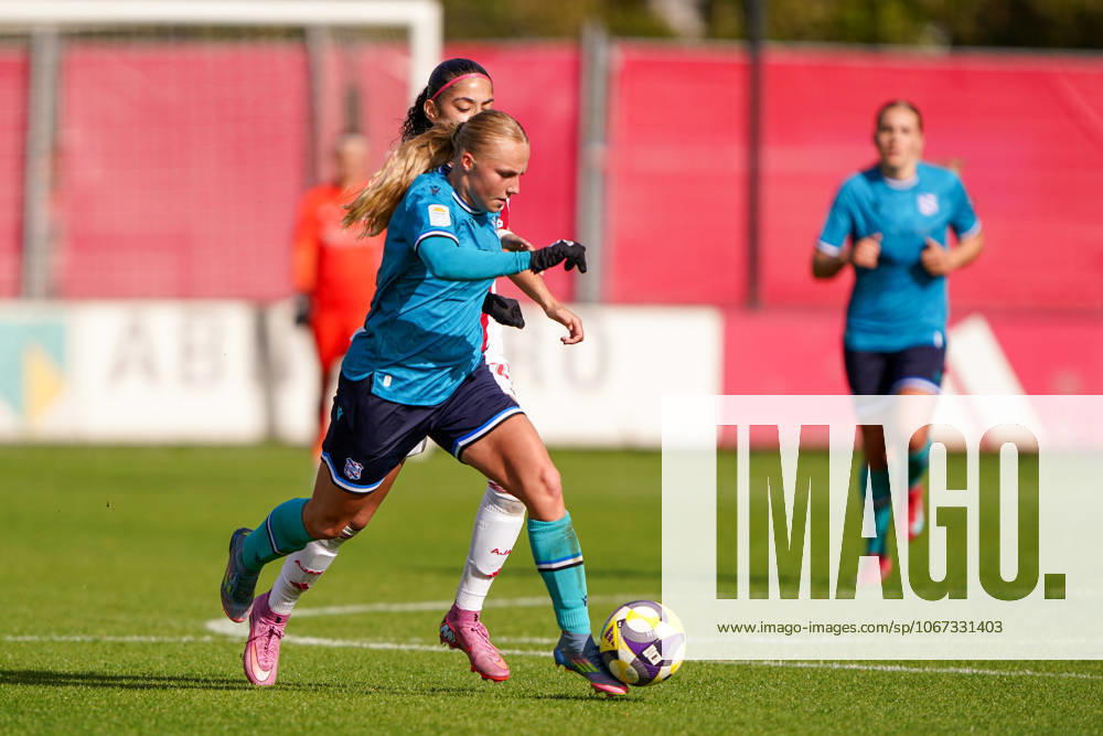 2025-10-04 Ajax Vrouwen v SC Heerenveen Vrouwen - Dutch Eurojackpot Vrouwen Eredivisie AMSTERDAM, NETHERLANDS - OCTOBER 4: Lisanne Venema of SC Heerenveen Vrouwen battles for possession with Lina Touzani of Ajax Vrouwen during the Dutch Eurojackpot Vrouwen Eredivisie match between Ajax Vrouwen and SC Heerenveen Vrouwen at Sportcomplex de Toekomst on October 4, 2025 in Amsterdam, Netherlands. Amsterdam Sportcomplex de Toekomst Netherlands Content not available for redistribution in The Netherlands directly or indirectly through any third parties.