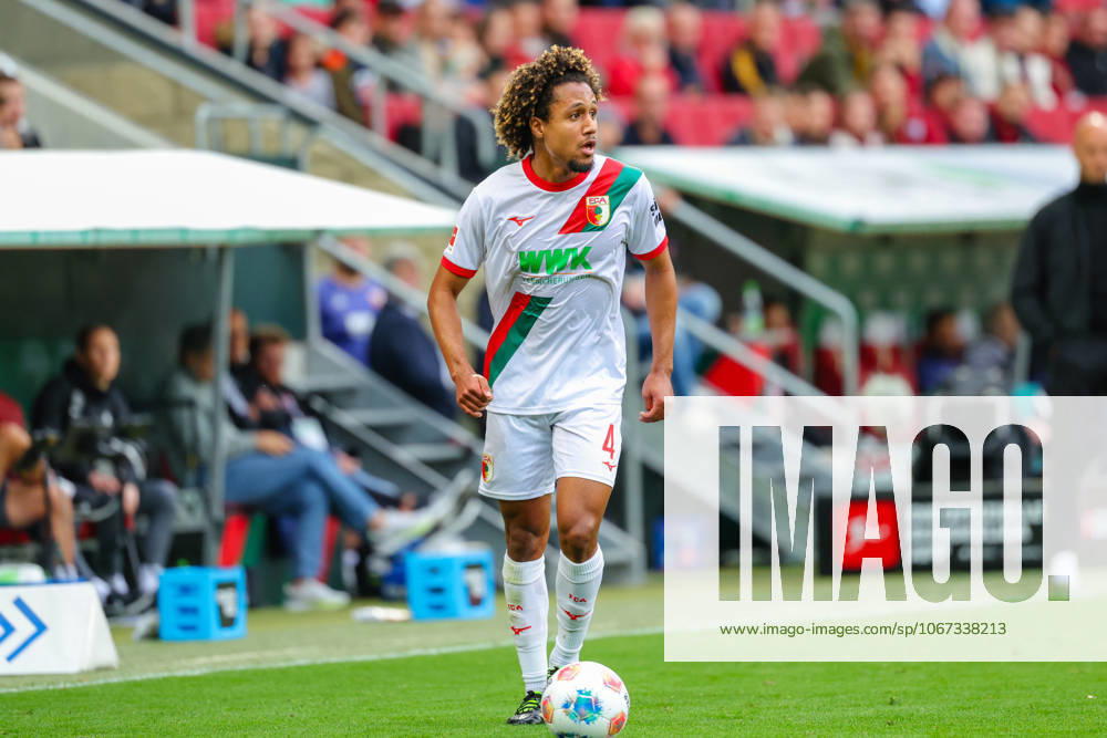 Han Noah Massengo 4, FC Augsburg at the match between FC Augsburg v VfL Wolfsburg, Football, Men, Bundesliga, 2025 2026, Matchday 6 on 04 10 2025 in Augsburg, WWK Arena DFL and DFB regulations prohibit any use of photographs as image sequences and or quasi video Bayern Germany