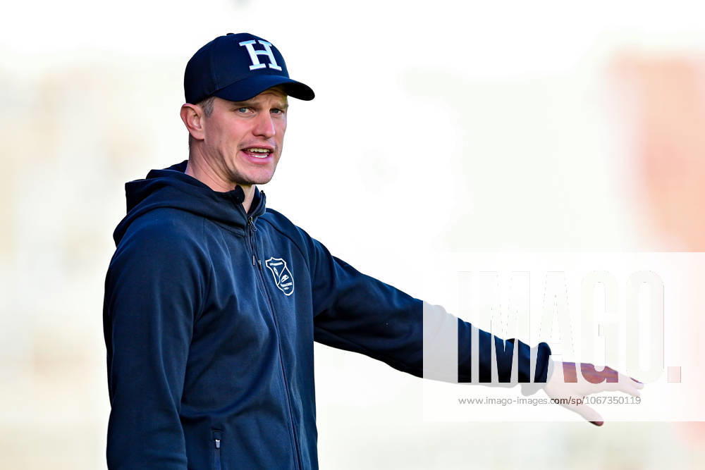 Coach Sven Bender Unterhaching gives instructions, gestures, gesticulates with arms, gives instructions, gesticulate, single image, action, action, 04 10 2025, Unterhaching Germany , Football, Regionalliga Bayern, SpVgg Unterhaching SpVgg Greuther Fürth II