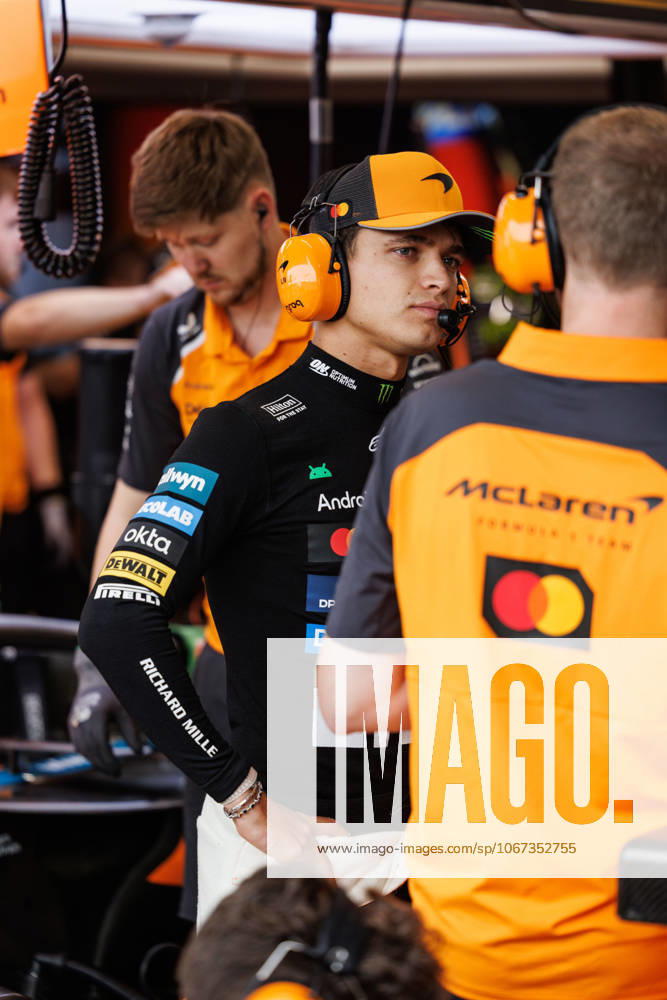 Lando Norris of Great Britain and the McLaren Formula 1 Team in the garage during the final practice at the Marina Bay Street Circuit. Singapore Singapore - ZUMAs197 20251004_aaa_s197_125