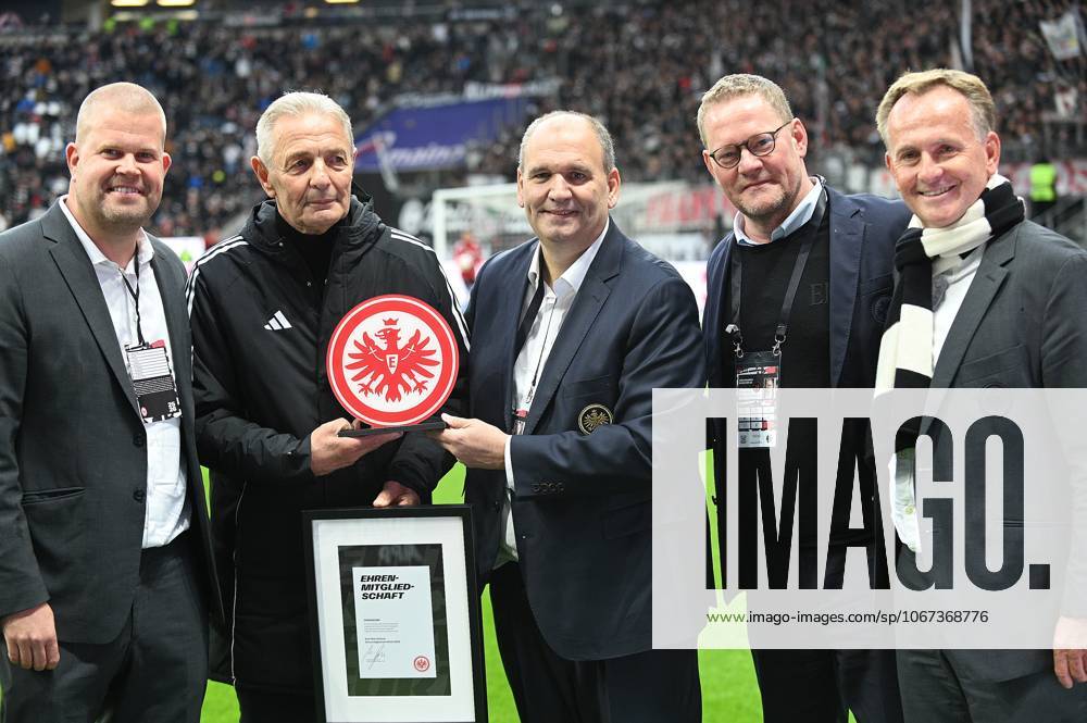 Frankfurt am Main, Deutsche Bank Park Bundesliga Season 2025 2026 Eintracht Frankfurt FC Bayern Munich Executive Committee Member Moritz Theimann Eintracht Frankfurt Legend Karl Heinz Charly Körbel receives honorary membership Eintracht Frankfurt President Mathias Beck Board Member Philipp Reschke Armin Kraaz Amateur , Youth and Senior Sports DFL DFB REGULATIONS PROHIBIT ANY USE OF PHOTOGRAPHS AS IMAGE SEQUENCES AND OR QUASI VIDEO