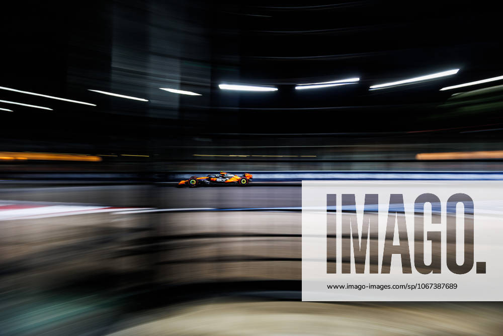 Lando Norris of Great Britain drives the (4) McLaren Formula 1 Team MCL39 during qualifying ahead of the F1 Grand Prix of Singapore at the Marina Bay Street Circuit. Singapore Singapore - ZUMAs197 20251004_aaa_s197_339