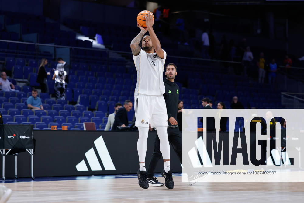 Chuma Okeke of Real Madrid warms up during the Spanish League, Liga ACB Endesa, basketball match played between Real Madrid and Dreamland Gran Canaria at Movistar Arena on October 05, 2025, in Madrid, Spain. Madrid Spain - ZUMAa181 20251005_zaa_a181_008