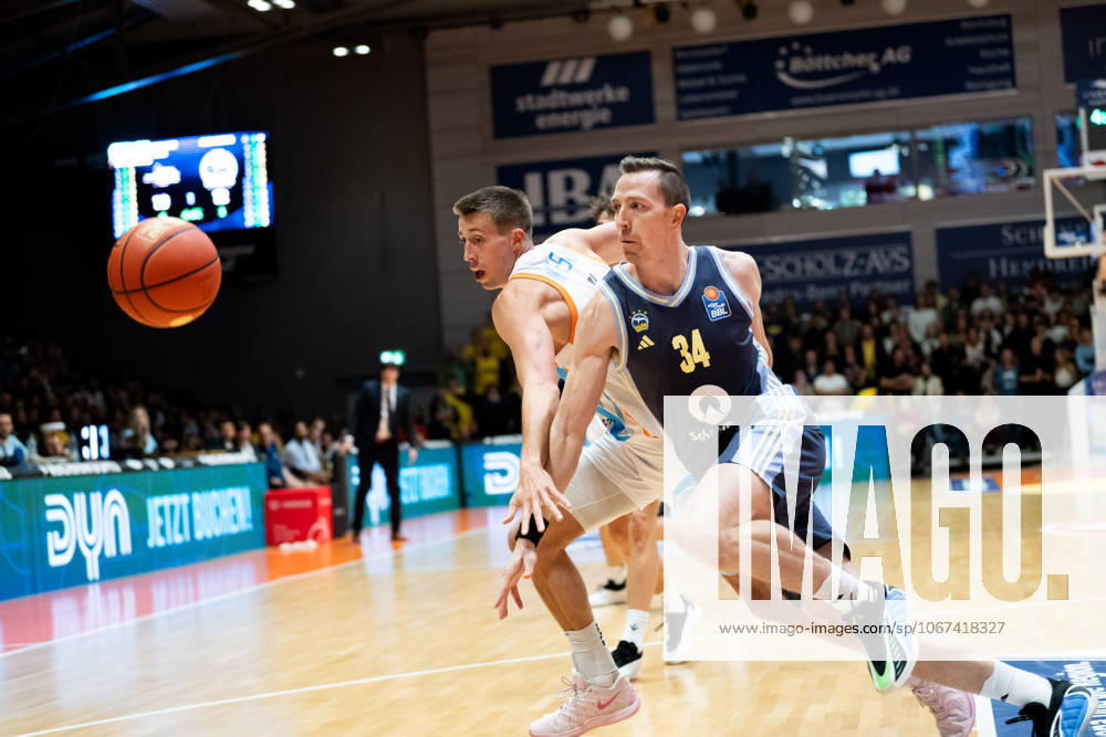 Easycredit BBL Basketball Bundesliga 2025 2026 3 Matchday 05 10 2025 Science City Jena vs ALBA Berlin v re Battle for the ball Justin Bean ALBA vs Joe Wieskamp Jena Sparkassen Arena