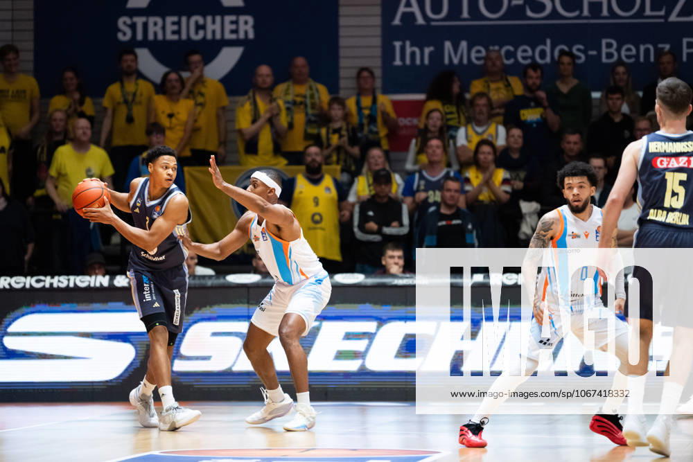 Easycredit BBL Basketball Bundesliga 2025 2026 3 Matchday 05 10 2025 Science City Jena vs ALBA Berlin v li on the ball Jack Kayil Alba vs Chris Carter Jena Sparkassen Arena