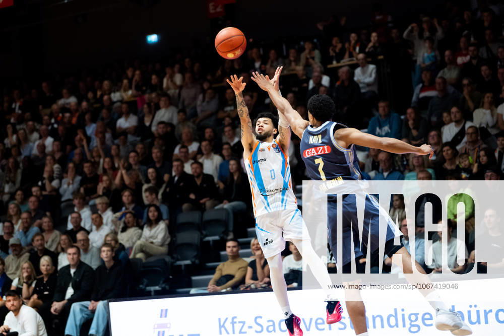 Easycredit BBL Basketball Bundesliga 2025 2026 3 Matchday 05 10 2025 Science City Jena vs ALBA Berlin v li at the throw Tavian Dunn Martin Jena vs Jack Kayil ALBA Sparkassen Arena