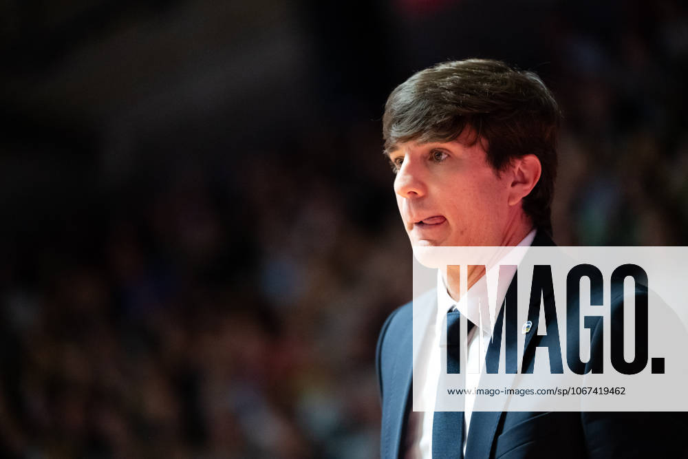Easycredit BBL Basketball Bundesliga 2025 2026 3 Matchday 05 10 2025 Science City Jena vs ALBA Berlin Coach Pedro Calles ALBA follows the game with high concentration, tongue out Sparkassen Arena