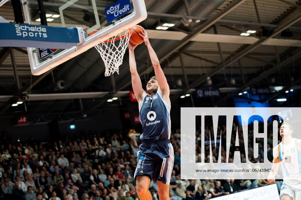 Easycredit BBL Basketball Bundesliga 2025 2026 3 Matchday 05 10 2025 Science City Jena vs ALBA Berlin Malte Delow ALBA with the Dunking Right Lorenz Bank Jena Sparkassen Arena