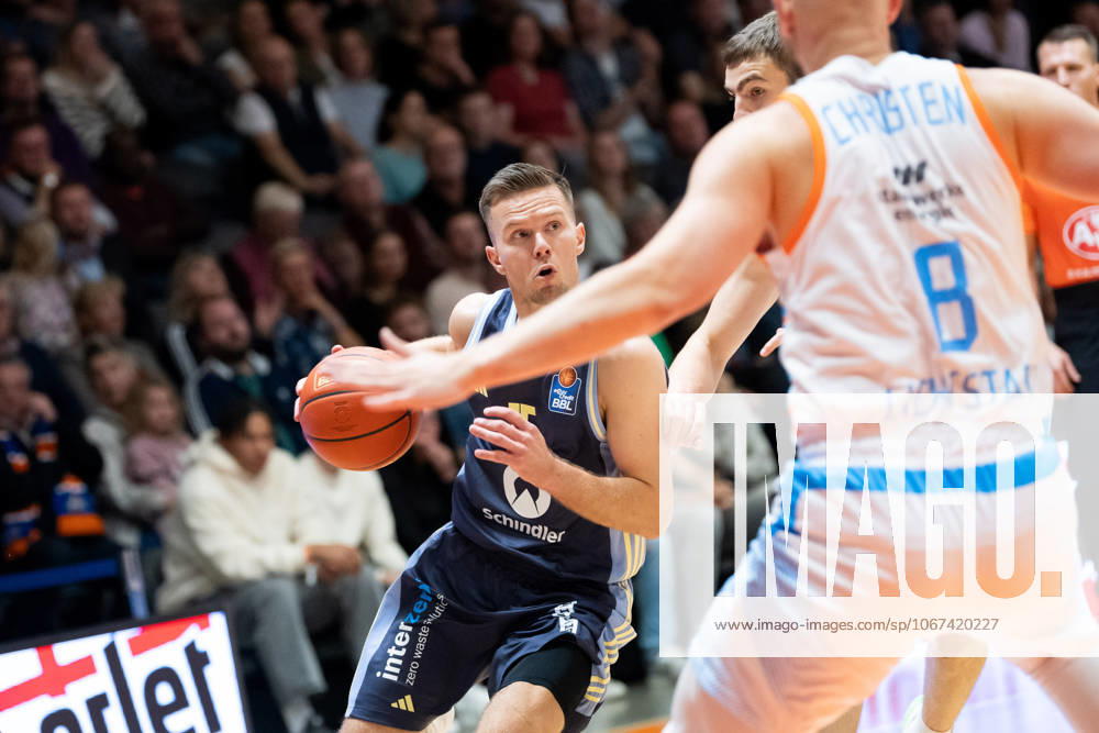 Easycredit BBL Basketball Bundesliga 2025 2026 3 Matchday 05 10 2025 Science City Jena vs ALBA Berlin from left Martin Hermannsson ALBA on the ball against Lorenz Bank Jena, hidden Sparkassen Arena