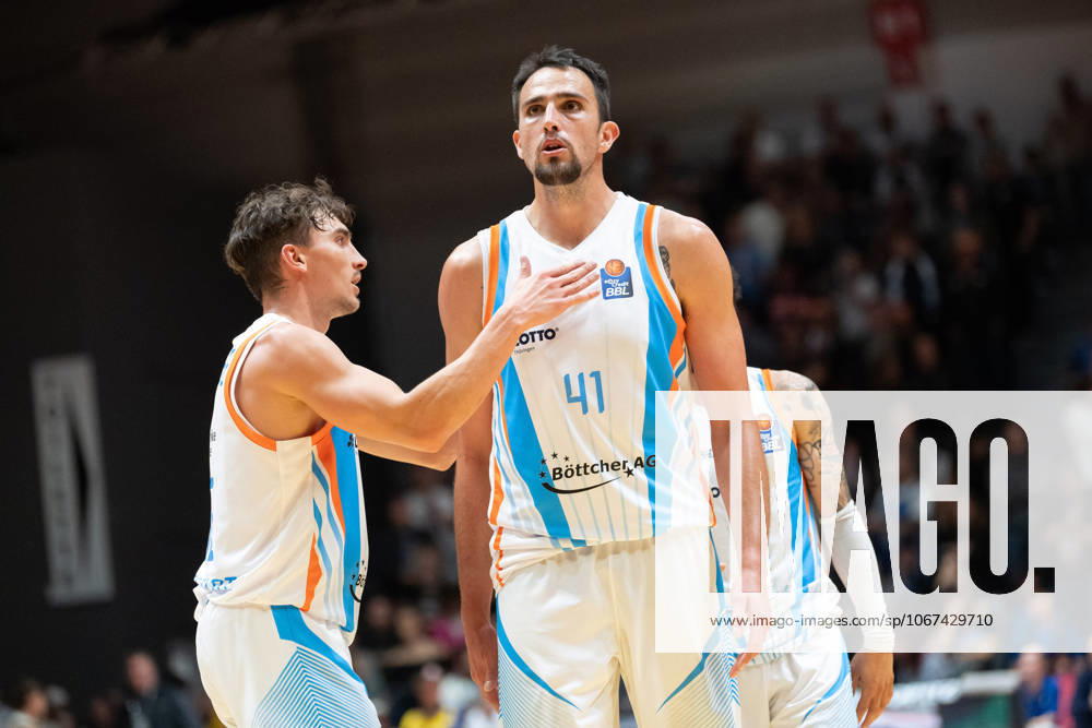 Easycredit BBL Basketball Bundesliga 2025 2026 3 Matchday 05 10 2025 Science City Jena vs ALBA Berlin Center Alexander Herrera Jena after a missed free throw, teammate Kristofer Krause Jena consoles Sparkassen Arena