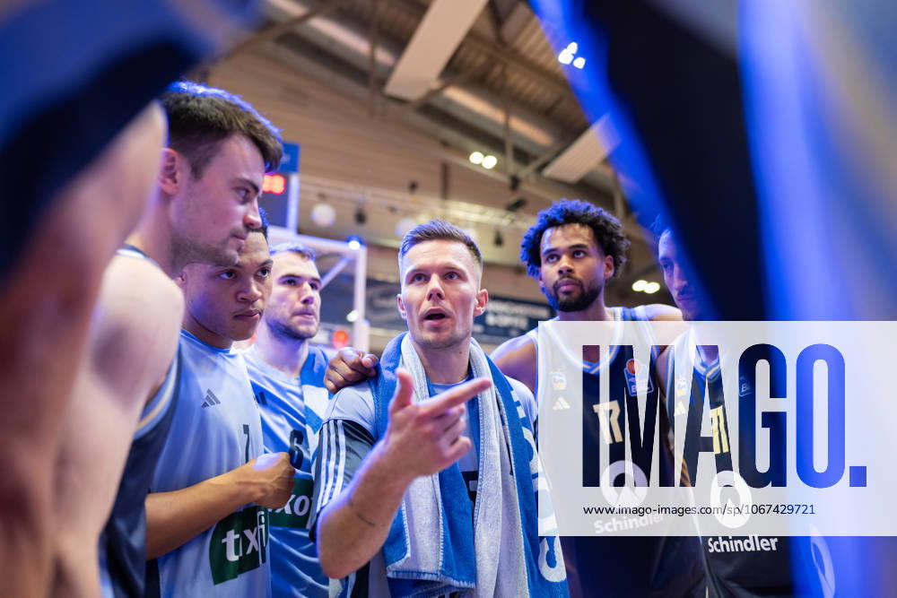 Easycredit BBL Basketball Bundesliga 2025 2026 3 Matchday 05 10 2025 Science City Jena vs ALBA Berlin The players of ALBA Berlin stand together after the victory in Jena Center Martin Hermannsson speaks to the team Sparkassen Arena