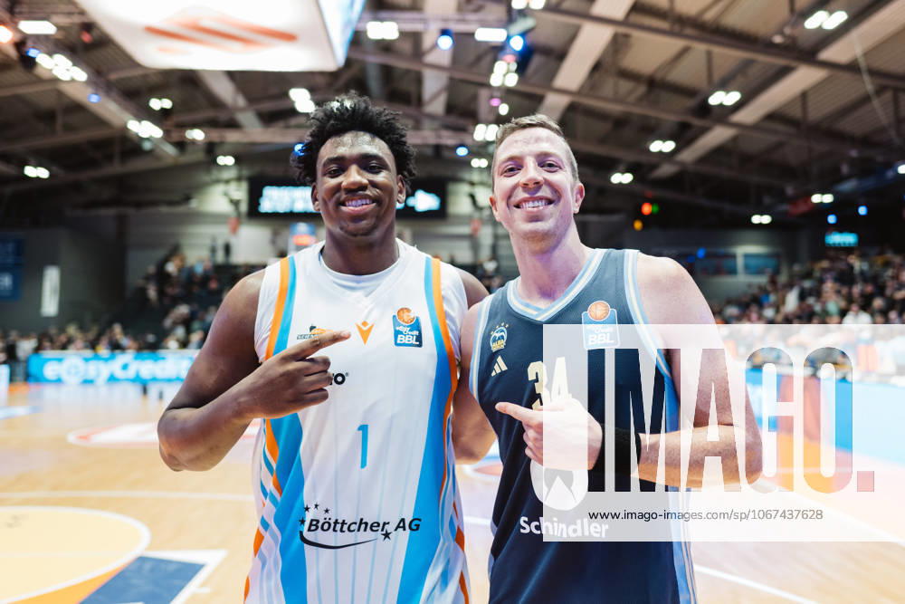 Easycredit BBL Basketball Bundesliga 2025 2026 3 Matchday 05 10 2025 Science City Jena vs ALBA Berlin stand together after the game from left Great Osobor Jena and Justin Bean ALBA Sparkassen Arena