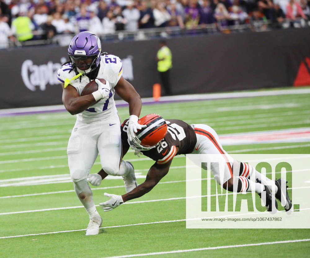 Minnesota Vikings Running Back Jordan Mason runs with the football in their match against the Cleveland Browns at Tottenham Football Stadium, London on Sunday October 05, 2025. The Vikings won the match 21-17. LON2025100511 HUGOxPHILPOTT