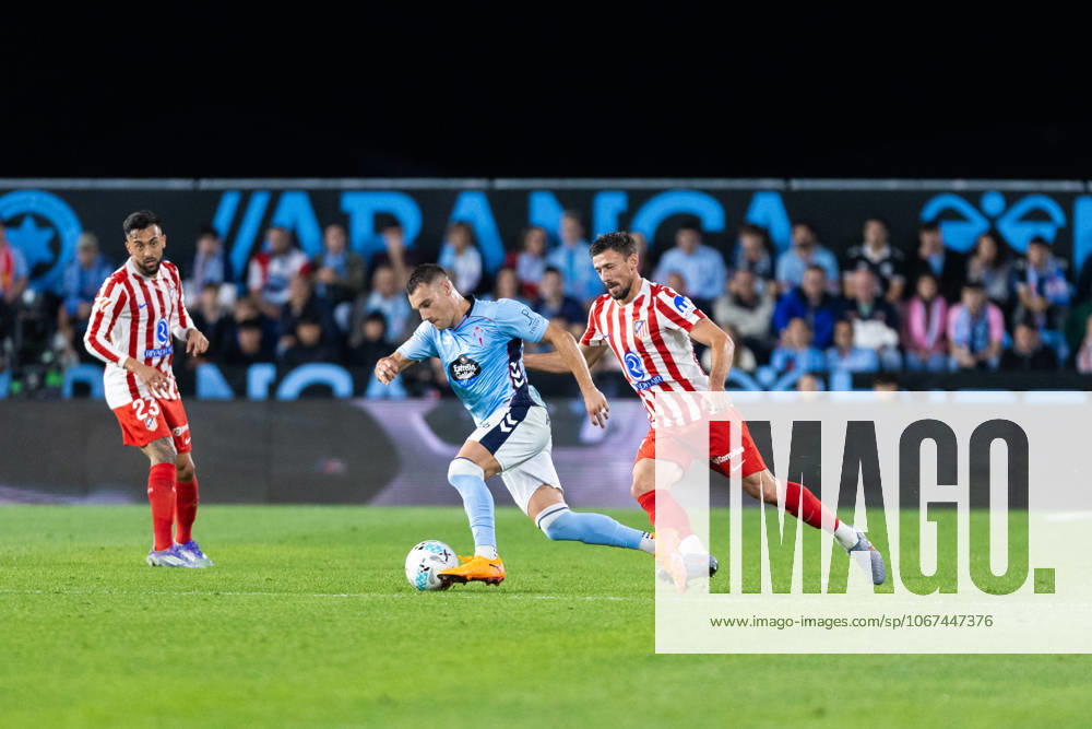 Real Club Celta de Vigo v Club Atletico de Madrid - LaLiga EA Sports VIGO, SPAIN - OCTOBER 5: Ferran Jutgla of RC Celta de Vigo competes for the ball with Clement Lenglet of Atletico de Madrid during the LaLiga EA Sports match between Real Club Celta de Vigo and Club Atletico de Madrid at Estadio Abanca-Balaidos on October 5, 2025 in Vigo, Spain. (Photos by Diego Simon Photo Players Images Magara Press) Vigo Estadio Abanca-Balaidos Spain