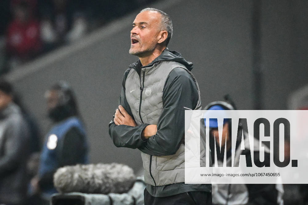 Villeneuve-D ascq, France, France: Luis ENRIQUE of PSG during the Ligue 1 match between Lille OSC (LOSC) and Paris Saint-Germain (PSG) at Pierre Mauroy Stadium on October 05, 2025 in Villeneuve-d Ascq near Lille, France. Villeneuve-D ascq France - ZUMAm308 20251005_zsp_m308_002