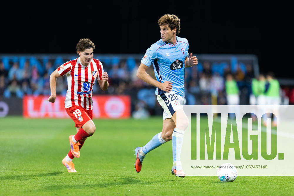 Real Club Celta de Vigo v Club Atletico de Madrid - LaLiga EA Sports VIGO, SPAIN - OCTOBER 5: Marcos Alonso of RC Celta de Vigo competes for the ball with Julian Alvarez of Atletico de Madrid during the LaLiga EA Sports match between Real Club Celta de Vigo and Club Atletico de Madrid at Estadio Abanca-Balaidos on October 5, 2025 in Vigo, Spain. (Photos by Diego Simon Photo Players Images Magara Press) Vigo Estadio Abanca-Balaidos Spain