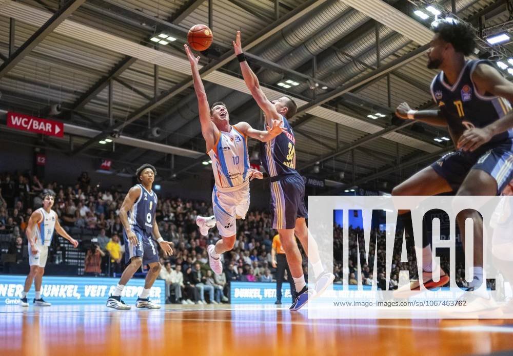 BASKETBALL EASYCREDIT BBL 3 GAME DAY SCIENCE CITY JENA ALBA BERLIN p 05 10 2025 Jena Basketball easyCredit BBL 1 Basketball Bundesliga Saison 2025 2026 3 Spieltag Sparkassen Arena Science City Jena ALBA Berlin im Foto Joe Wieskamp 10 Science City Jena in a duel with Justin Bean 34 ALBA BERLIN Germany Thueringen Jena Copyright SaschaxFromm
