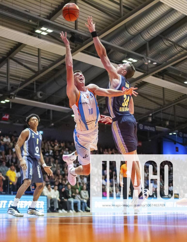 BASKETBALL EASYCREDIT BBL 3 GAME DAY SCIENCE CITY JENA ALBA BERLIN p 05 10 2025 Jena Basketball easyCredit BBL 1 Basketball Bundesliga Saison 2025 2026 3 Spieltag Sparkassen Arena Science City Jena ALBA Berlin im Foto Joe Wieskamp 10 Science City Jena in a duel with Justin Bean 34 ALBA BERLIN Germany Thueringen Jena Copyright SaschaxFromm