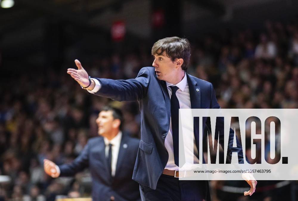 BASKETBALL EASYCREDIT BBL 3 GAME DAY SCIENCE CITY JENA ALBA BERLIN p 05 10 2025 Jena Basketball easyCredit BBL 1 Basketball Bundesliga Saison 2025 2026 3 Spieltag Sparkassen Arena Science City Jena ALBA Berlin im Foto Trainer Pedro Calles ALBA BERLIN Germany Thueringen Jena Copyright SaschaxFromm
