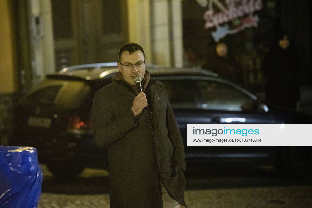 Demo. Dreister geht es kaum. Die Coronakritiker aus dem Erzgebirge hielten am Abend ihre Versammlung gegen die Coronamaßnahmen direkt vor der St. Annen Kirche und dem Lutherdenkmal auf dem Kirchplatz. Unschöner Höhepunkt die Rede des bekannten Rechten Politiker Stefan Hartung. Er teilte ordentlich aus, hetzte gegen Landratsamtmitarbeiter, forderte die Polizei auf im Landratsamt die Maskenpflicht zu kontrollieren. Auch gegen die Medien schoss er scharf. Die Menge klatschte während seiner Ansprache. Über 250 Teilnehmer waren bei der Versammlung anwesend, teils mit Plakaten. Mit sachlichen Worten zu dieser Versammlung direkt vor der St. Annen Kirche glänzten die Coronagegner heute nicht. Annaberg-Buchholz Sachsen Deutschland