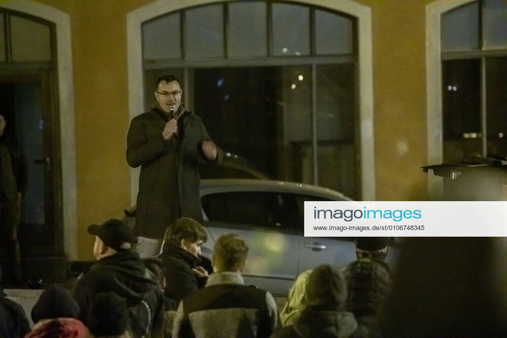Demo. Dreister geht es kaum. Die Coronakritiker aus dem Erzgebirge hielten am Abend ihre Versammlung gegen die Coronamaßnahmen direkt vor der St. Annen Kirche und dem Lutherdenkmal auf dem Kirchplatz. Unschöner Höhepunkt die Rede des bekannten Rechten Politiker Stefan Hartung. Er teilte ordentlich aus, hetzte gegen Landratsamtmitarbeiter, forderte die Polizei auf im Landratsamt die Maskenpflicht zu kontrollieren. Auch gegen die Medien schoss er scharf. Die Menge klatschte während seiner Ansprache. Über 250 Teilnehmer waren bei der Versammlung anwesend, teils mit Plakaten. Mit sachlichen Worten zu dieser Versammlung direkt vor der St. Annen Kirche glänzten die Coronagegner heute nicht. Annaberg-Buchholz Sachsen Deutschland